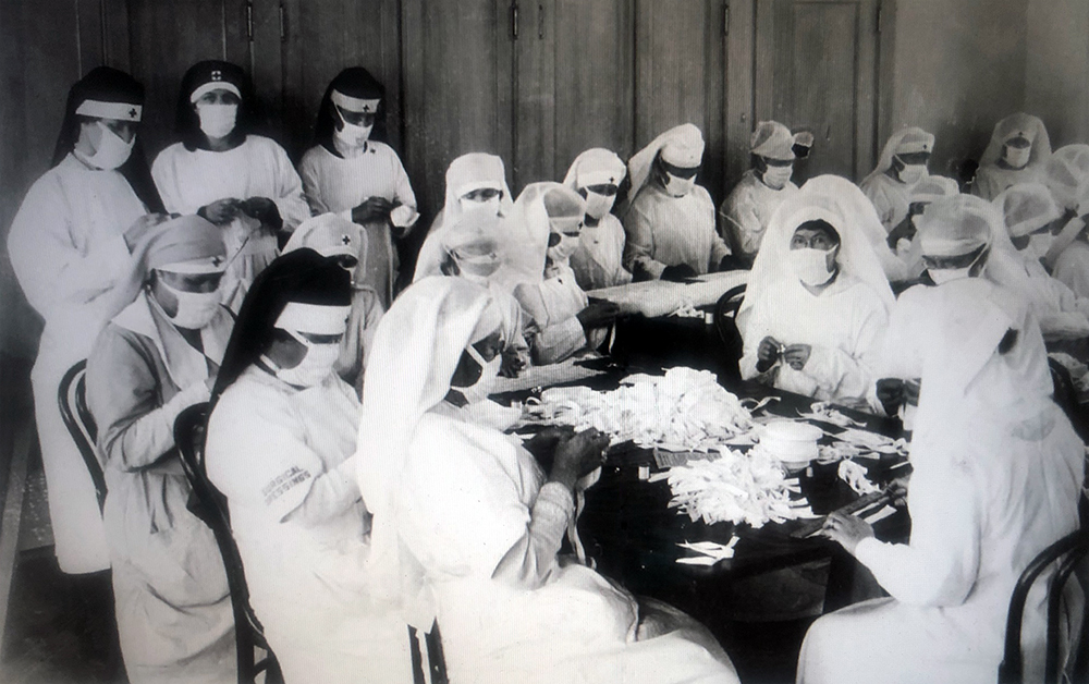 1918 Red Cross Volunteers in Oakland sew gauze masks to help deter the spread of the deadly Spanish Influenza. Masks were made mandatory in San Francisco under penalty of a $100 fine and 10 days in jail, Photo: Oakland Public Library 1918